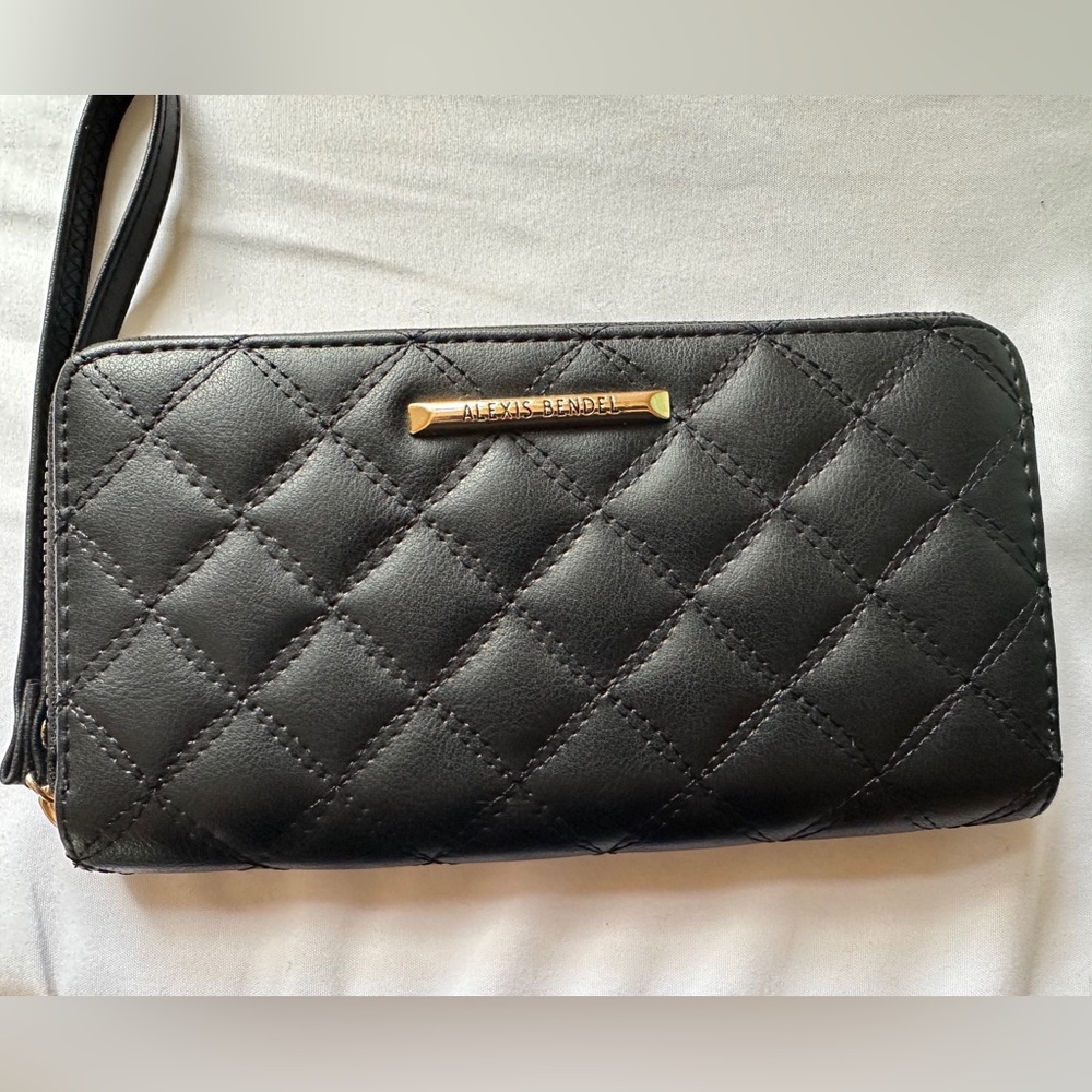 Alexis Bendel Womens Black Quilted Clutch.